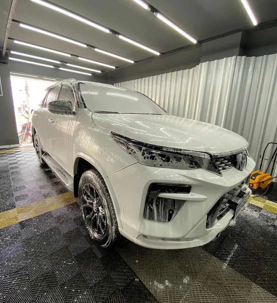 Lavagem detalhada de uma SUV branca