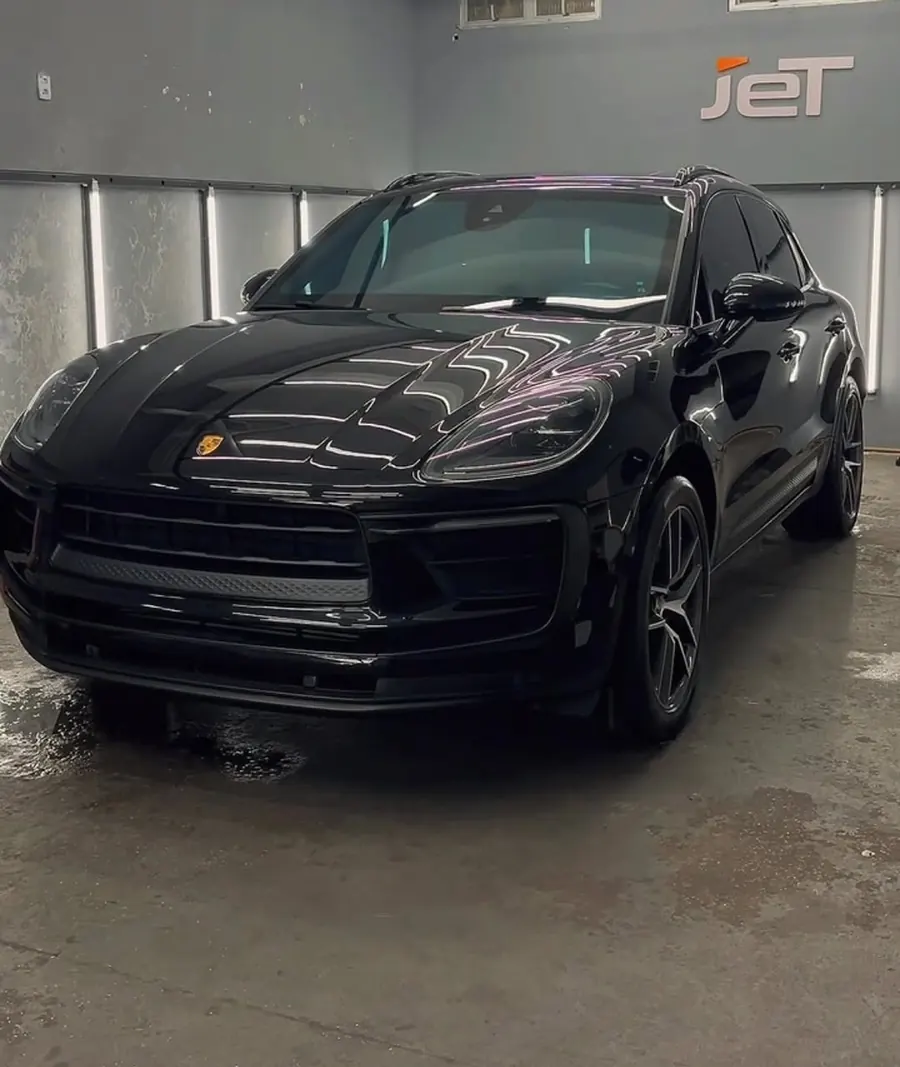 Porsche Macan preto no estúdio