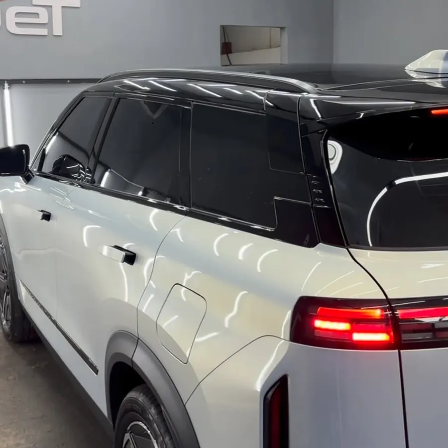 SUV com teto e colunas em black piano